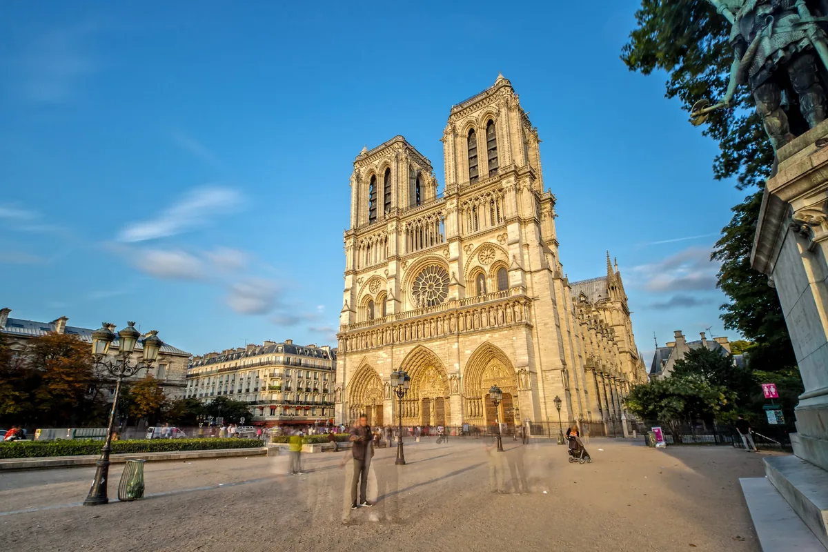 Notre-Dame de Paris dans la lumière dorée du soir