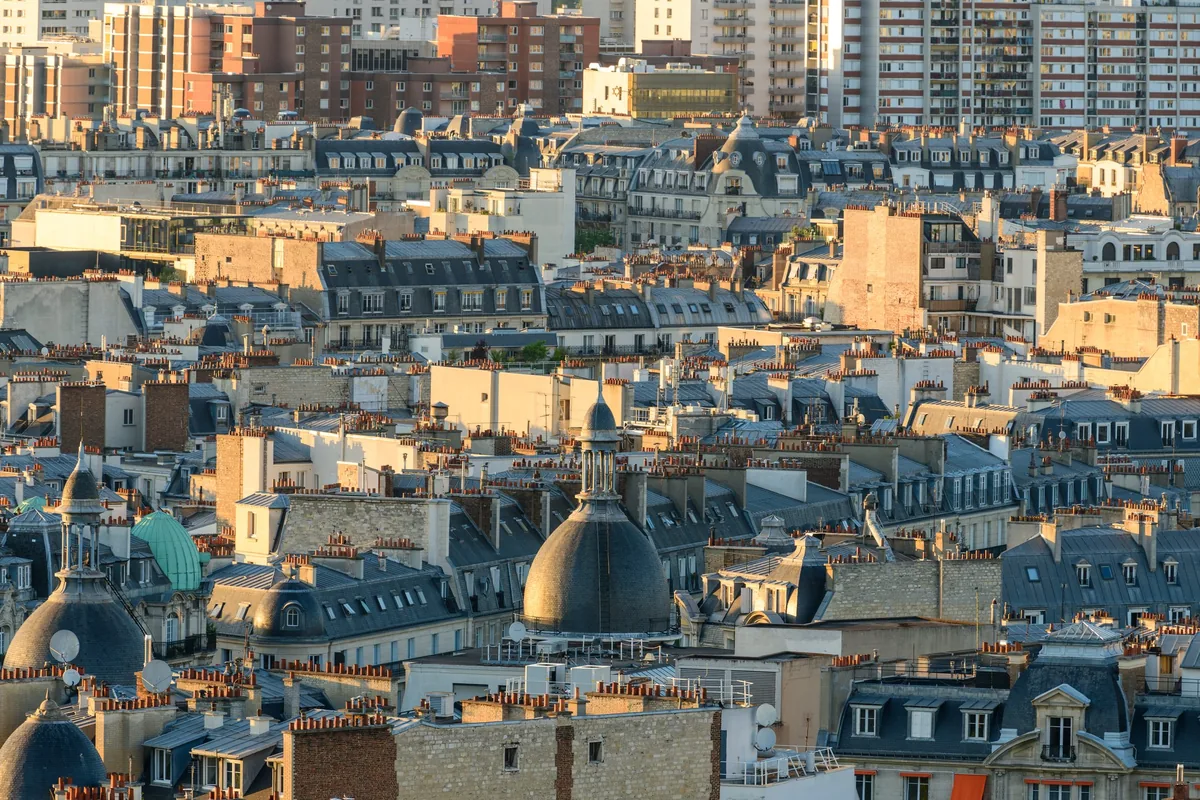 Les toits en zinc de Paris dans la lumière du soir