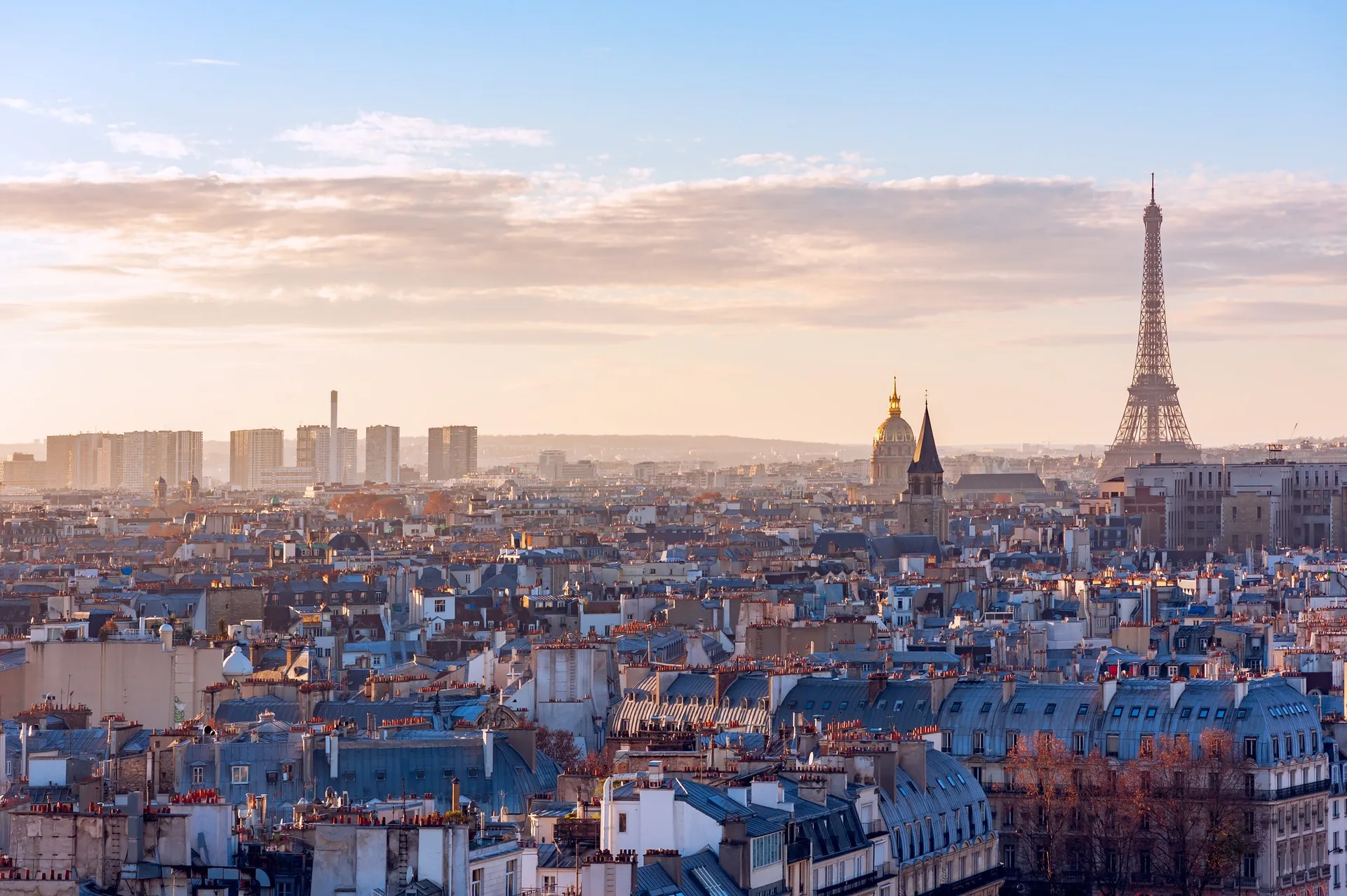 Les toits de Paris au coucher du soleil, dôme des Invalides et tour Eiffel