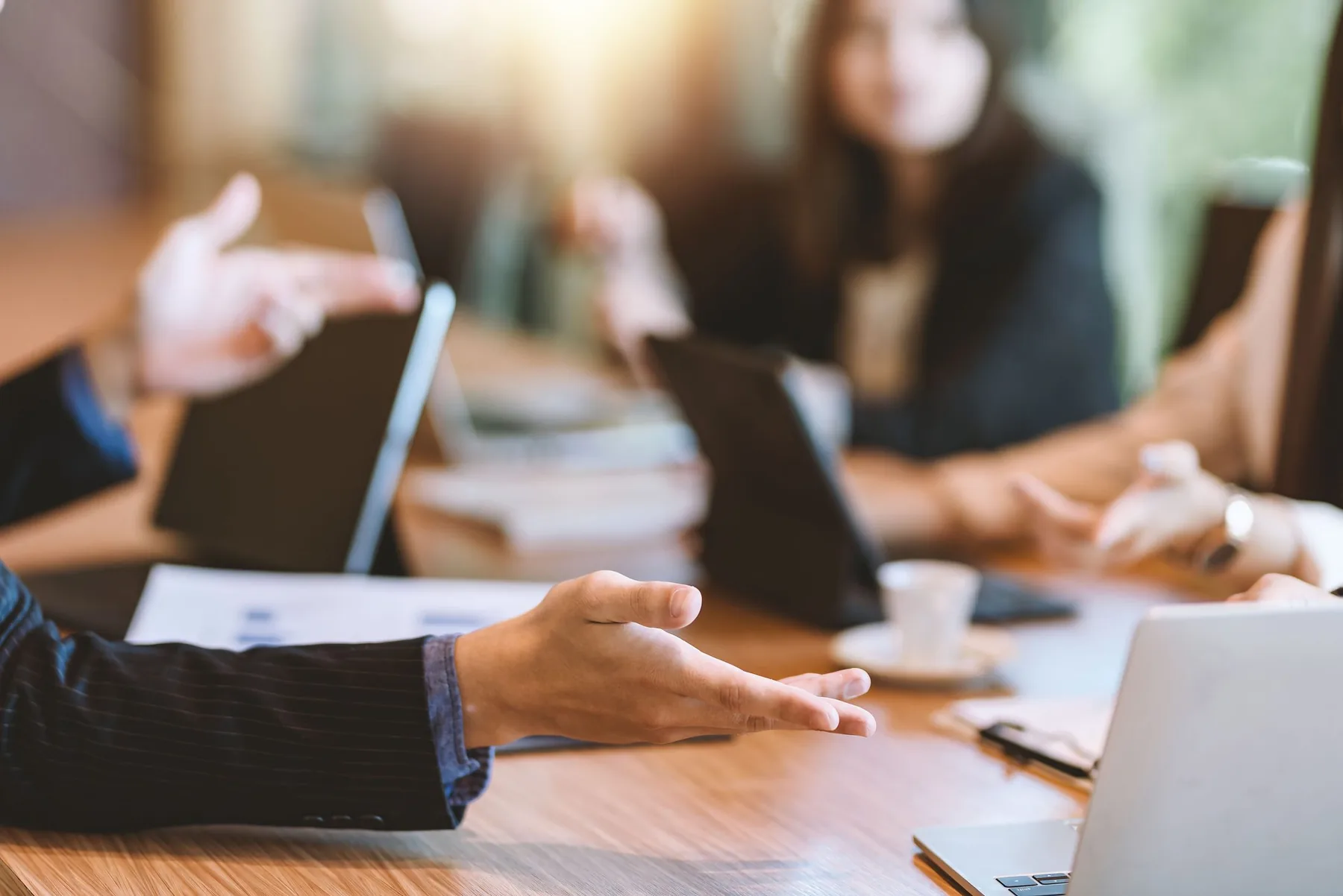 Réunion de travail autour d'une table, carnets et documents